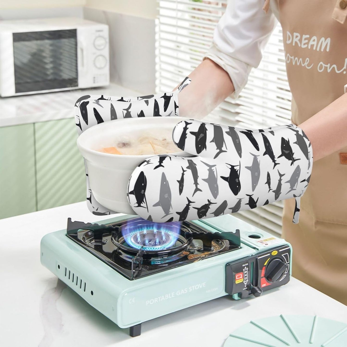 Sharks Oven Mitts and Pot Holders Set of 4 Silicone Sea Animal Kitchen Mitten Gloves and Non-Slip Shark Potholders Set Heat Resistant Oven Gloves Hot Holders for Kitchen