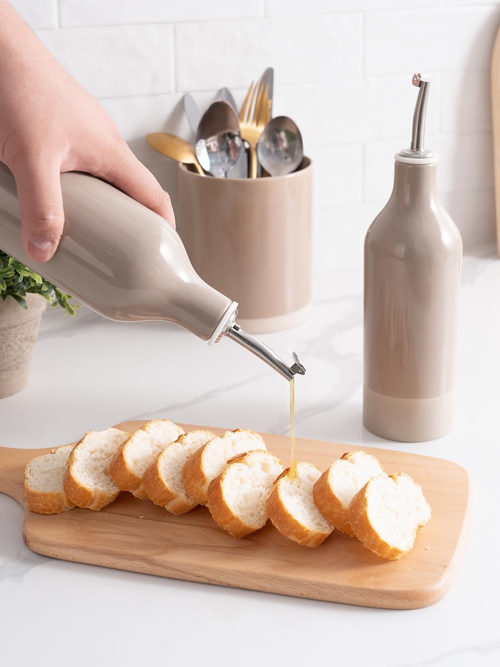 famiware Milkyway 16oz Ceramic Olive Oil Dispenser Bottle, 1 Piece Oil Dispenser for Kitchen with Stainless Steel Pourers, Suitable for Storage Vinegar, Soy Sauce, Coffee Syrup, Cinnamon Brown