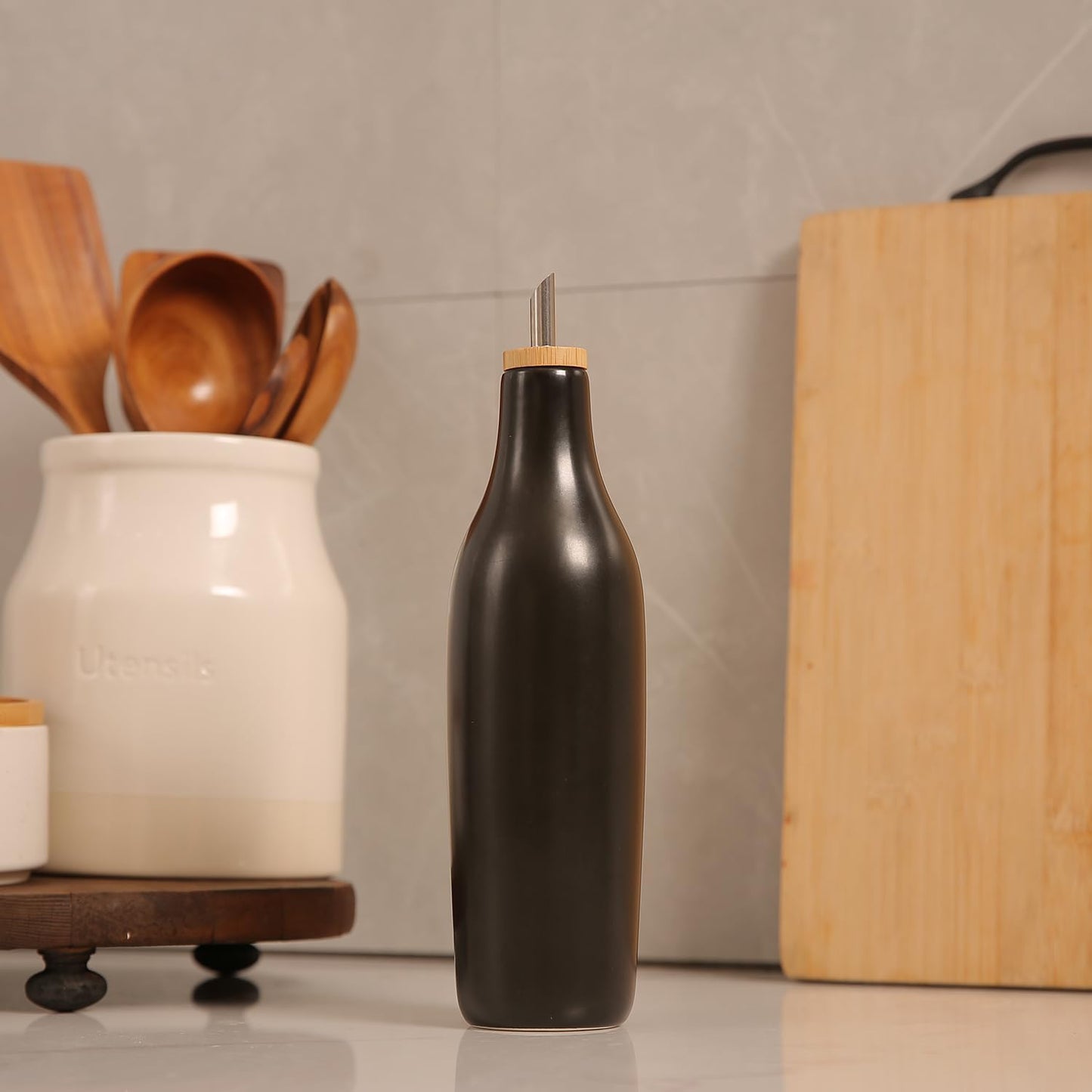 HOMCDALY Ceramic Olive Oil Dispenser for Kitchen, Stoneware 16oz Oil and Vinegar Bottles Dispenser, Kitchen Dispenser Bottle for EVOO Vinegar Syrups, Modern Farmhouse Design(B)