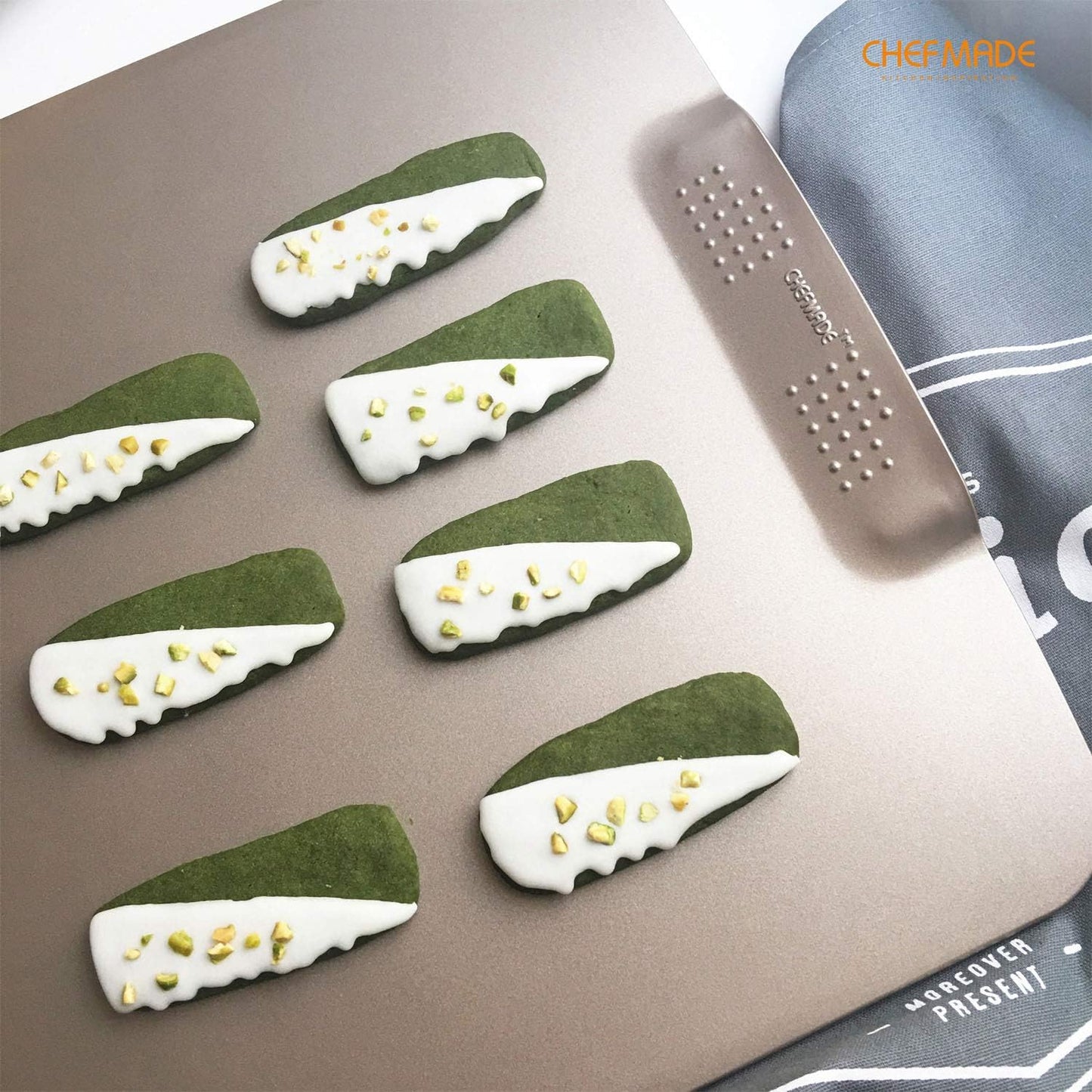 CHEFMADE Cookie Sheet Pan, 12-Inch One-Handed Gripping Non-Stick Rimless Bakeware for Oven Baking 11.4" x 12.8"x 0.6" (Champagne Gold)